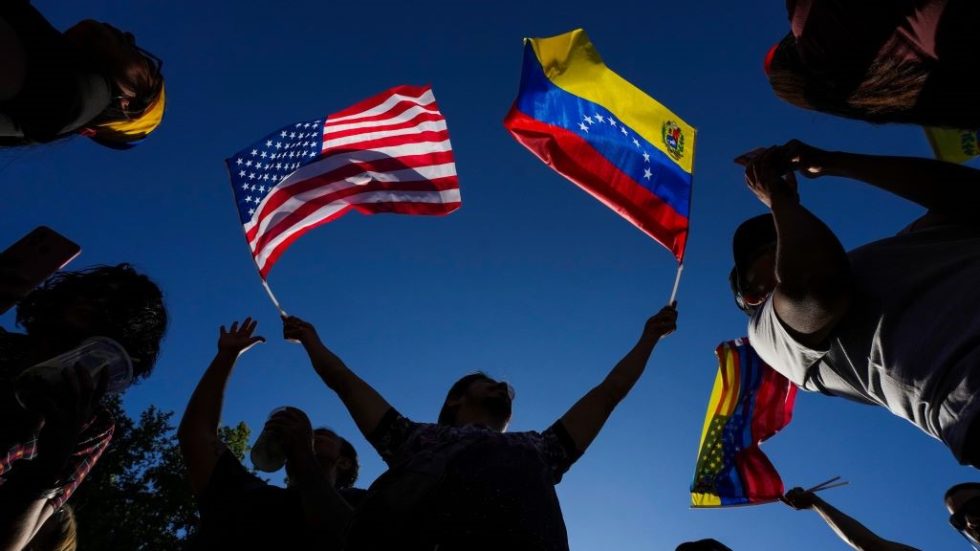 Υποστηρικτές της αντιπολίτευσης γιορτάζουν στο Σαντιάγο της Χιλής